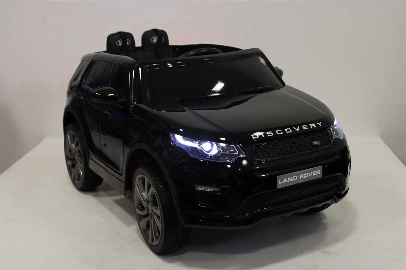 Электромобиль RiverToys Land Rover Discovery Sport O111OO купить в магазине  Жирафик