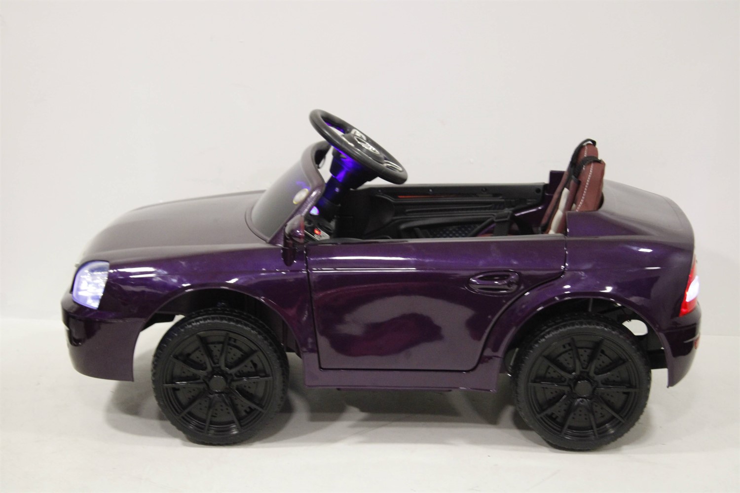 Электромобиль RiverToys Lada Priora O095OO купить в магазине Жирафик