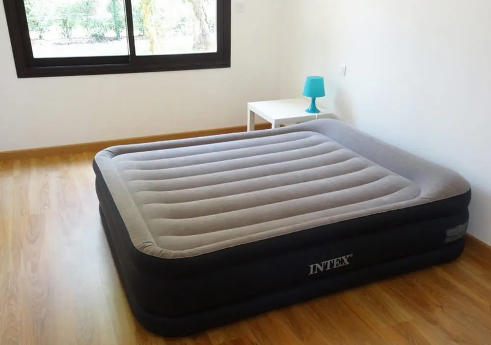 Intex queen air mattress shop with raised pillow rest